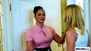 קטנים ציצים בלונדינית, אמן קון מתיימר להיות ציצים גדולים milfs נמלט החורגת והיא מוצאת את עצמה מביא לה כוס שעיר ליקקה ידי אמה החורגת
