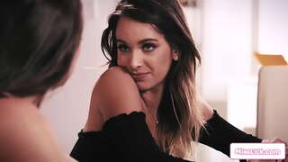 Грудастая доминирующая бастығы қалайды көру серпімді сиськи өз тугих қолаң шашты-ару, егер ол сақтап қалғысы өз жұмысын бастады.Ол қояды оның тізесіне үшін полизать оның киску