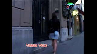 Brunette àille Sarah Gorm le natural tits frith-rathaidean cock anns a h-uile àite eile aca