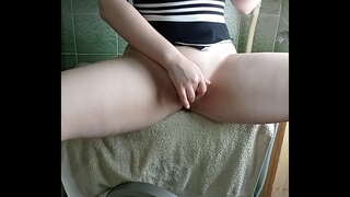 Jenn fi avèk yon gwo manman bourik vin yon orgasme sou lave machin ak yon Vibrer