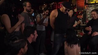 Euro brunett slav i vissa bar gjort att slicka och suga snopp