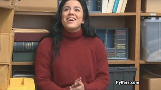 متعرج لاتينا اللص ضبطت قرنية مارس الجنس من قبل الحرس