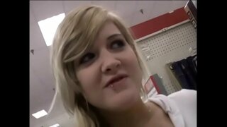 Hot femèl chen sa a renmen pran yon gwo dick nan bouch li