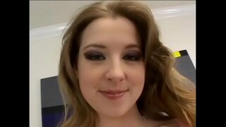 Babe seksi dengan bawang butt suka menghisap zakar dan mendapat fucked doggystyle