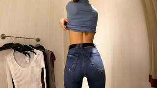 WOW! Warm meisie met klein tiete aantrek t-hemp en bloese in openbare kleedkamer 4K 60 fps